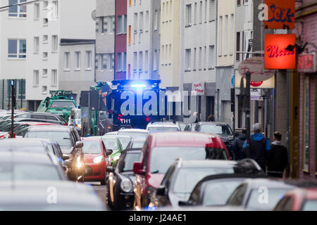 Köln, Deutschland. 21. April 2017. Polizei-Fahrzeuge auf den Straßen von Köln, 21. April 2017, vor die Alternative für Deutschlands nationalen Parteitag. Foto: Rolf Vennenbernd/Dpa/Alamy Live News Stockfoto