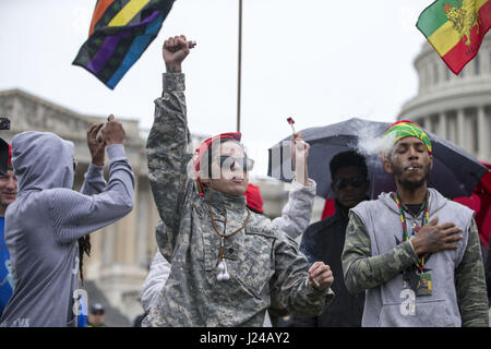 Washington, District Of Columbia, USA. 24. April 2017. NATALIE DELON raucht einen Joint auf dem Gelände das Kapitol in Washington, DC am 24. April 2017. Bildnachweis: Alex Edelman/ZUMA Draht/Alamy Live-Nachrichten Stockfoto