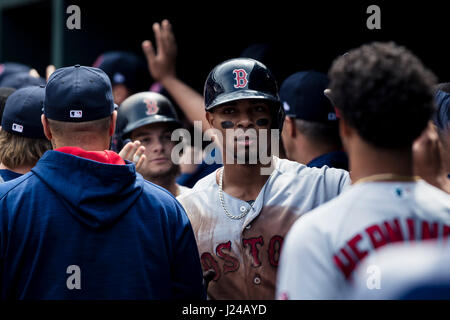 Baltimore, Maryland, USA. 23. April 2017. Boston Red Sox Shortstop Xander Bogaerts (2) feiert nach scoring einen Lauf während der MLB Spiel zwischen den Boston Red Sox und Baltimore Orioles an Oriole Park at Camden Yards in Baltimore, Maryland. Scott Taetsch/CSM/Alamy Live-Nachrichten Stockfoto