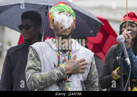 Washington, District Of Columbia, USA. 24. April 2017. Marihuana-Aktivisten RAS-FIA raucht einen Joint auf dem Gelände das Kapitol in Washington, DC am 24. April 2017. Bildnachweis: Alex Edelman/ZUMA Draht/Alamy Live-Nachrichten Stockfoto