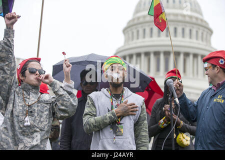 Washington, District Of Columbia, USA. 24. April 2017. Marihuana-Aktivisten RAS-FIA raucht einen Joint auf dem Gelände das Kapitol in Washington, DC am 24. April 2017. Bildnachweis: Alex Edelman/ZUMA Draht/Alamy Live-Nachrichten Stockfoto