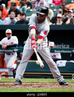 Baltimore, Maryland, USA. 23. April 2017. Boston Red Sox zweiter Basisspieler Marco Hernandez (40) Holen Sie sich einen Base-Hit während MLB Spiel zwischen den Boston Red Sox und Baltimore Orioles an Oriole Park at Camden Yards in Baltimore, Maryland. Scott Taetsch/CSM/Alamy Live-Nachrichten Stockfoto