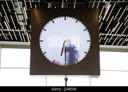 Amsterdam, Niederlande. 21. April 2017. Eine scheinbar Normal aussehende Uhr mit dem Bild von einem Heimwerker, der ständig die richtige Zeit im Flughafen Schiphol in Amsterdam, Niederlande, 21. April 2017 repaints. Foto: Friso Gentsch/Dpa/Alamy Live News Stockfoto