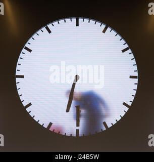 Amsterdam, Niederlande. 21. April 2017. Eine scheinbar Normal aussehende Uhr mit dem Bild von einem Heimwerker, der ständig die richtige Zeit im Flughafen Schiphol in Amsterdam, Niederlande, 21. April 2017 repaints. Foto: Friso Gentsch/Dpa/Alamy Live News Stockfoto