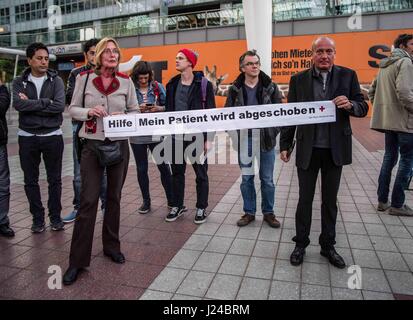 24. April 2017 - MÃ¼Nchen-Flughafen, Bayern, Deutschland - Psychologin Michaela M. Mueller hatte ein Patient unter ihrer Obhut, deportiert wurde. Die fünfte Deportation Flug ca. 100 afghanischer Flüchtlinge startete vom Flughafen München inmitten einem Protest in das Terminal von ca. 105 Demonstranten. Im Jahr 2016, erklärte der deutschen innen Ministerium für Afghanistan "ein sicheres Herkunftsland '', trotz Terror-Anschlägen und Todesfälle infolge von Gewalt und Übergriffe Spick für das Jahr. Zu den Rednern gehörten Margarete Bause, ein Parlamentarier mit der grünen Partei, Matthias Wenzerl und Stepha Stockfoto