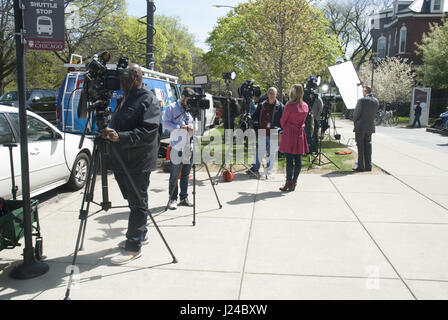 Chicago, IL, USA. 24. April 2017. Präsident Barack Obama kam zurück, um seine alte Nachbarschaft - Hyde Park, Chicago, für Studierende an der University of Chicago zu sprechen. Seine neue Mission ist es, junge Menschen zu führend in Herstellung Veränderung in der Welt. Er erzählte, dass sie denken weniger über was sie sein und mehr darüber, was sie tun. Die Medien und den Bürgern wartete geduldig vor, einen Blick auf den ehemaligen Präsidenten der Vereinigten Staaten.  Bildnachweis: Karen I. Credit: ZUMA Press, Inc./Alamy Live News Stockfoto