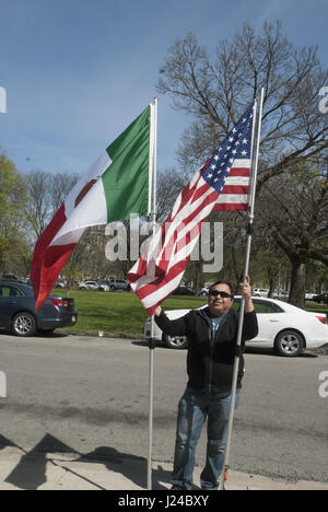 Chicago, IL, USA. 24. April 2017. Präsident Barack Obama kam zurück, um seine alte Nachbarschaft - Hyde Park, Chicago, für Studierende an der University of Chicago zu sprechen. Seine neue Mission ist es, junge Menschen zu führend in Herstellung Veränderung in der Welt. Er erzählte, dass sie denken weniger über was sie sein und mehr darüber, was sie tun. Die Medien und den Bürgern wartete geduldig vor, einen Blick auf den ehemaligen Präsidenten der Vereinigten Staaten. Bildnachweis: ZUMA Press, Inc./Alamy Live-Nachrichten Stockfoto