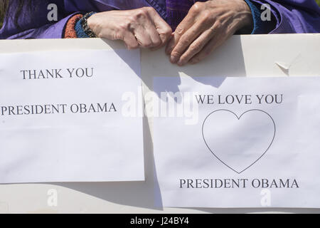 Chicago, IL, USA. 24. April 2017. Präsident Barack Obama kam zurück, um seine alte Nachbarschaft - Hyde Park, Chicago, für Studierende an der University of Chicago zu sprechen. Seine neue Mission ist es, junge Menschen zu führend in Herstellung Veränderung in der Welt. Er erzählte, dass sie denken weniger über was sie sein und mehr darüber, was sie tun. Die Medien und den Bürgern wartete geduldig vor, einen Blick auf den ehemaligen Präsidenten der Vereinigten Staaten. Bildnachweis: ZUMA Press, Inc./Alamy Live-Nachrichten Stockfoto