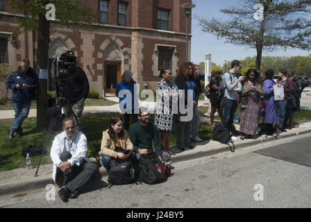 Chicago, IL, USA. 24. April 2017. Präsident Barack Obama kam zurück, um seine alte Nachbarschaft - Hyde Park, Chicago, für Studierende an der University of Chicago zu sprechen. Seine neue Mission ist es, junge Menschen zu führend in Herstellung Veränderung in der Welt. Er erzählte, dass sie denken weniger über was sie sein und mehr darüber, was sie tun. Die Medien und den Bürgern wartete geduldig vor, einen Blick auf den ehemaligen Präsidenten der Vereinigten Staaten.  Bildnachweis: Karen I. Credit: ZUMA Press, Inc./Alamy Live News Stockfoto