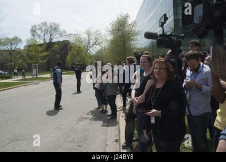 Chicago, IL, USA. 24. April 2017. Präsident Barack Obama kam zurück, um seine alte Nachbarschaft - Hyde Park, Chicago, für Studierende an der University of Chicago zu sprechen. Seine neue Mission ist es, junge Menschen zu führend in Herstellung Veränderung in der Welt. Er erzählte, dass sie denken weniger über was sie sein und mehr darüber, was sie tun. Die Medien und den Bürgern wartete geduldig vor, einen Blick auf den ehemaligen Präsidenten der Vereinigten Staaten.  Bildnachweis: Karen I. Credit: ZUMA Press, Inc./Alamy Live News Stockfoto