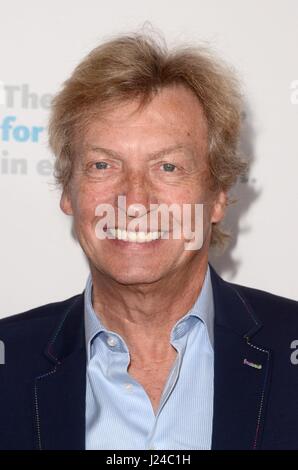 Beverly Hills, CA. 23. April 2017. Nigel Lythgoe im Ankunftsbereich für professionelle Tänzer Gesellschaft 30. Gypsy Awards, The Beverly Hilton Hotel, Beverly Hills, CA 23. April 2017. Bildnachweis: Priscilla Grant/Everett Collection/Alamy Live-Nachrichten Stockfoto