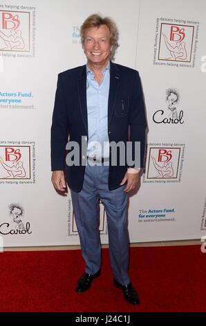 Beverly Hills, CA. 23. April 2017. Nigel Lythgoe im Ankunftsbereich für professionelle Tänzer Gesellschaft 30. Gypsy Awards, The Beverly Hilton Hotel, Beverly Hills, CA 23. April 2017. Bildnachweis: Priscilla Grant/Everett Collection/Alamy Live-Nachrichten Stockfoto