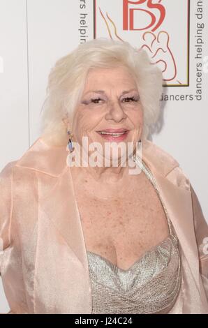 Beverly Hills, CA. 23. April 2017. Renee Taylor im Ankunftsbereich für professionelle Tänzer Gesellschaft 30. Gypsy Awards, The Beverly Hilton Hotel, Beverly Hills, CA 23. April 2017. Bildnachweis: Priscilla Grant/Everett Collection/Alamy Live-Nachrichten Stockfoto