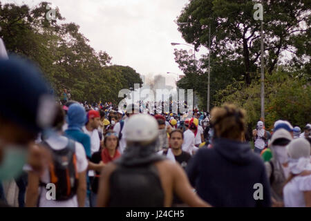 Caracas, Venezuela, 24. April 2017. Marschieren während einer Protestaktion nennen es "El Plantón" (The Big Stand), gegen die Regierung von Nicolas Maduro auf einer Autobahn in Caracas. Agustin Garcia/Alamy Live-Nachrichten Stockfoto