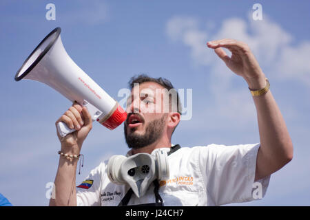 Caracas, Venezuela, 24. April 2017. Reinaldo Díaz Ohep, Stadtrat von der Gemeinde El Hatillo spricht während einer Protestaktion nennen es "El Plantón" (The Big Stand), gegen die Regierung von Nicolas Maduro auf einer Autobahn in Caracas. Agustin Garcia/Alamy Live-Nachrichten Stockfoto