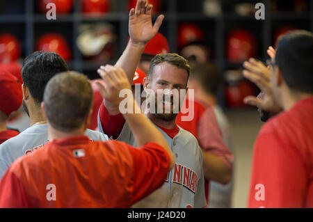 Milwaukee, WI, USA. 24. April 2017. Cincinnati Reds Shortstop Zack Cozart #2 ist nach seinem Tor in der zweiten Inning der Hauptliga-Baseball-Spiel zwischen den Milwaukee Brewers und den Cincinnati Reds im Miller Park in Milwaukee, Wisconsin gratulierte. John Fisher/CSM/Alamy Live-Nachrichten Stockfoto