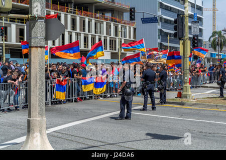 Los Angeles, Kalifornien, USA. 24. April 2017. Armenische Demonstranten an der türkischen Conusl in Los Angeles während des Völkermords an März. Bildnachweis: Chester Brown/Alamy Live-Nachrichten Stockfoto