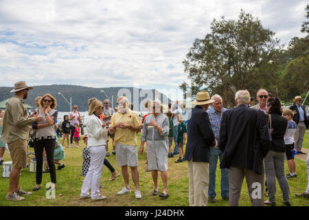 Dienstag, 25. April 2017, Sydney, Australien. Palm Beach RSL Club hält ANZAC Tag Service und März derer gedenken, die im Krieg gefallen sind. Der Tag jährt sich die australische und die New Zealand Army Corps Landung in Gallipoli im Workd Weltkrieg 102.. Bildnachweis: Martin Beere/Alamy Live News Stockfoto