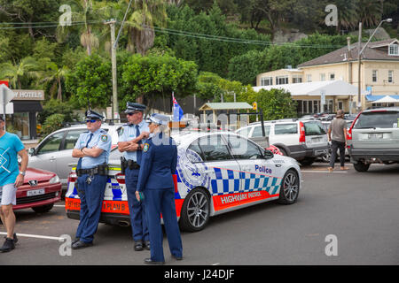 Dienstag, 25. April 2017, Sydney, Australien. Palm Beach RSL Club hält ANZAC Tag Service und März derer gedenken, die im Krieg gefallen sind. Der Tag jährt sich die australische und die New Zealand Army Corps Landung in Gallipoli im Workd Weltkrieg 102.. Bildnachweis: Martin Beere/Alamy Live News Stockfoto