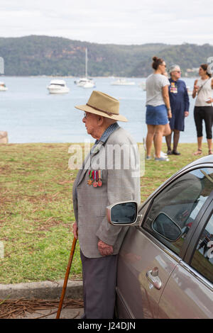 Dienstag, 25. April 2017, Sydney, Australien. Palm Beach RSL Club hält ANZAC Tag Service und März derer gedenken, die im Krieg gefallen sind. Der Tag jährt sich die australische und die New Zealand Army Corps Landung in Gallipoli im Workd Weltkrieg 102.. Bildnachweis: Martin Beere/Alamy Live News Stockfoto