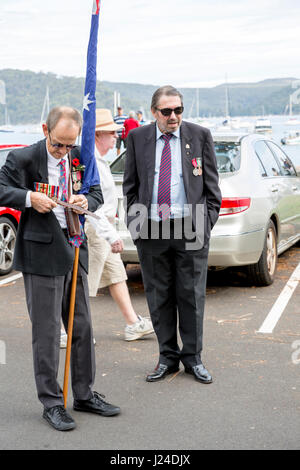 Dienstag, 25. April 2017, Sydney, Australien. Palm Beach RSL Club hält ANZAC Tag Service und März derer gedenken, die im Krieg gefallen sind. Der Tag jährt sich die australische und die New Zealand Army Corps Landung in Gallipoli im Workd Weltkrieg 102.. Bildnachweis: Martin Beere/Alamy Live News Stockfoto