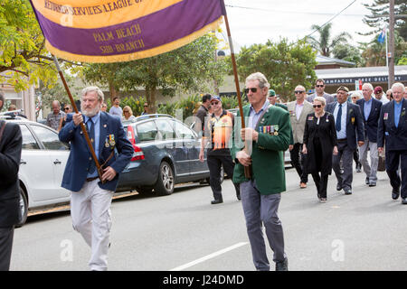 Dienstag, 25. April 2017, Sydney, Australien. Palm Beach RSL Club hält ANZAC Tag Service und März derer gedenken, die im Krieg gefallen sind. Der Tag jährt sich die australische und die New Zealand Army Corps Landung in Gallipoli im Workd Weltkrieg 102.. Bildnachweis: Martin Beere/Alamy Live News Stockfoto