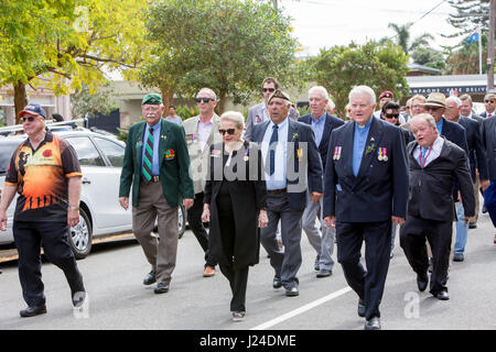 Dienstag, 25. April 2017, Sydney, Australien. Palm Beach RSL Club hält ANZAC Tag Service und März derer gedenken, die im Krieg gefallen sind. Der Tag jährt sich die australische und die New Zealand Army Corps Landung in Gallipoli im Workd Weltkrieg 102.. Bildnachweis: Martin Beere/Alamy Live News Stockfoto