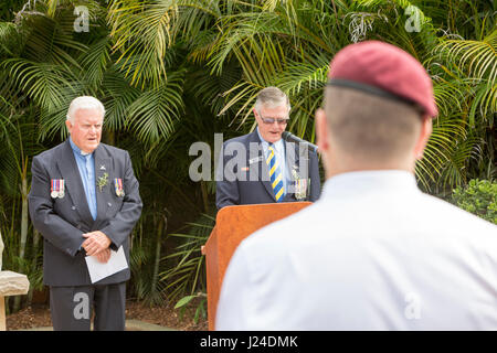 Dienstag, 25. April 2017, Sydney, Australien. Palm Beach RSL Club hält ANZAC Tag Service und März derer gedenken, die im Krieg gefallen sind. Der Tag jährt sich die australische und die New Zealand Army Corps Landung in Gallipoli im Workd Weltkrieg 102.. Bildnachweis: Martin Beere/Alamy Live News Stockfoto