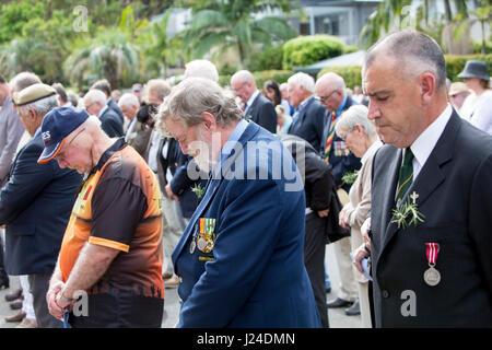 Dienstag, 25. April 2017, Sydney, Australien. Palm Beach RSL Club hält ANZAC Tag Service und März derer gedenken, die im Krieg gefallen sind. Der Tag jährt sich die australische und die New Zealand Army Corps Landung in Gallipoli im Workd Weltkrieg 102.. Bildnachweis: Martin Beere/Alamy Live News Stockfoto