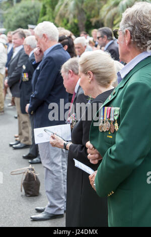 Dienstag, 25. April 2017, Sydney, Australien. Palm Beach RSL Club hält ANZAC Tag Service und März derer gedenken, die im Krieg gefallen sind. Der Tag jährt sich die australische und die New Zealand Army Corps Landung in Gallipoli im Workd Weltkrieg 102.. Bildnachweis: Martin Beere/Alamy Live News Stockfoto