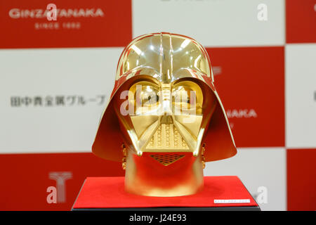Tokio, Japan. 25. April 2017. Eine reine gold Darth Vader Maske auf dem Display in der Ginza Tanaka Juweliergeschäft am 25. April 2017, Tokio, Japan. Die japanische Schmuck-Shop verkauft an die Feiern zum 40. Jahrestag der Star Wars-Serie eine lebensgroße Maske von Darth Vader aus 15 kg reines 24 k Gold gemacht. Die Maske wird auf rund 1,4 Millionen US-Dollar geschätzt. Das Geschäft verkauft auch Sätze von 24 k gold Gedenkmünzen mit Preisen von USD 1.201 bis 11.124. Die Produkte werden auf Star Wars Tag, 4. Mai in den Verkauf gehen. Bildnachweis: Aflo Co. Ltd./Alamy Live-Nachrichten Stockfoto