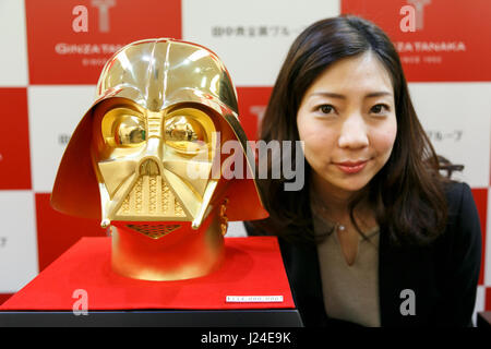 Tokio, Japan. 25. April 2017. Ein Mitglied des Personals posiert für ein Foto mit einem reinem Gold Darth Vader Maske auf der Ginza Tanaka Schmuck speichern am 25. April 2017, Tokio, Japan. Die japanische Schmuck-Shop verkauft an die Feiern zum 40. Jahrestag der Star Wars-Serie eine lebensgroße Maske von Darth Vader aus 15 kg reines 24 k Gold gemacht. Die Maske wird auf rund 1,4 Millionen US-Dollar geschätzt. Das Geschäft verkauft auch Sätze von 24 k gold Gedenkmünzen mit Preisen von USD 1.201 bis 11.124. Die Produkte werden in den Verkauf gehen auf Star Wars Tag, Credit: Aflo Co. Ltd./Alamy Live News Stockfoto