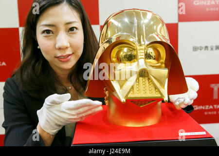 Tokio, Japan. 25. April 2017. Ein Mitglied des Personals posiert für ein Foto mit einem reinem Gold Darth Vader Maske auf der Ginza Tanaka Schmuck speichern am 25. April 2017, Tokio, Japan. Die japanische Schmuck-Shop verkauft an die Feiern zum 40. Jahrestag der Star Wars-Serie eine lebensgroße Maske von Darth Vader aus 15 kg reines 24 k Gold gemacht. Die Maske wird auf rund 1,4 Millionen US-Dollar geschätzt. Das Geschäft verkauft auch Sätze von 24 k gold Gedenkmünzen mit Preisen von USD 1.201 bis 11.124. Bildnachweis: Aflo Co. Ltd./Alamy Live-Nachrichten Stockfoto