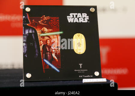 Tokio, Japan. 25. April 2017. 24 k gold Gedenkmünze der Filmreihe Star Wars auf dem Display in der Ginza Tanaka Juweliergeschäft am 25. April 2017, Tokio, Japan. Die japanische Schmuck-Shop verkauft an die Feiern zum 40. Jahrestag der Star Wars-Serie eine lebensgroße Maske von Darth Vader aus 15 kg reines 24 k Gold gemacht. Die Maske wird auf rund 1,4 Millionen US-Dollar geschätzt. Das Geschäft verkauft auch Sätze von 24 k gold Gedenkmünzen mit Preisen von USD 1.201 bis 11.124. Die Produkte werden auf Star Wars Tag, 4. Mai in den Verkauf gehen. Bildnachweis: Aflo Co. Ltd./Alamy Live-Nachrichten Stockfoto