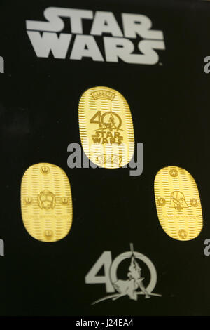 Tokio, Japan. 25. April 2017. 24 k gold Gedenkmünzen der Filmreihe Star Wars auf dem Display auf der Ginza Tanaka Schmuck speichern auf 25. April 2017, Tokio, Japan. Die japanische Schmuck-Shop verkauft an die Feiern zum 40. Jahrestag der Star Wars-Serie eine lebensgroße Maske von Darth Vader aus 15 kg reines 24 k Gold gemacht. Die Maske wird auf rund 1,4 Millionen US-Dollar geschätzt. Das Geschäft verkauft auch Sätze von 24 k gold Gedenkmünzen mit Preisen von USD 1.201 bis 11.124. Die Produkte werden auf Star Wars Tag, 4. Mai in den Verkauf gehen. Bildnachweis: Aflo Co. Ltd./Alamy Live-Nachrichten Stockfoto