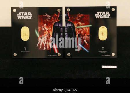 Tokio, Japan. 25. April 2017. Eine Reihe von 24 k gold Gedenkmünzen der Filmreihe Star Wars auf dem Display in der Ginza Tanaka Juweliergeschäft am 25. April 2017, Tokio, Japan. Die japanische Schmuck-Shop verkauft an die Feiern zum 40. Jahrestag der Star Wars-Serie eine lebensgroße Maske von Darth Vader aus 15 kg reines 24 k Gold gemacht. Die Maske wird auf rund 1,4 Millionen US-Dollar geschätzt. Das Geschäft verkauft auch Sätze von 24 k gold Gedenkmünzen mit Preisen von USD 1.201 bis 11.124. Die Produkte werden auf Star Wars Tag, 4. Mai in den Verkauf gehen. Bildnachweis: Aflo Co. Ltd./Alamy Liv Stockfoto