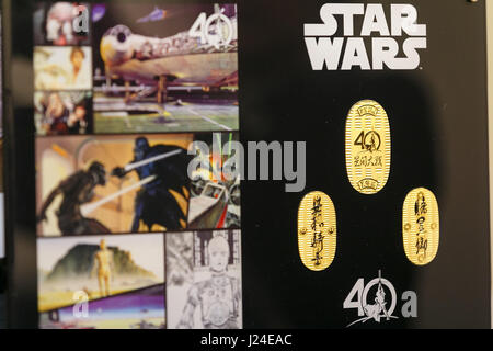 Tokio, Japan. 25. April 2017. Festschrift 24k Goldmünzen der Filmreihe Star Wars mit dem japanischen Wort für '' Jedi'' (L) und "Darth Vader" (R) eingeschrieben sind auf dem Display in der Ginza Tanaka Juweliergeschäft am 25. April 2017, Tokio, Japan. Die japanische Schmuck-Shop verkauft an die Feiern zum 40. Jahrestag der Star Wars-Serie eine lebensgroße Maske von Darth Vader aus 15 kg reines 24 k Gold gemacht. Die Maske wird auf rund 1,4 Millionen US-Dollar geschätzt. Das Geschäft verkauft auch Sätze von 24 k gold Gedenkmünzen mit Preisen von USD 1.201 bis 11.124. Bildnachweis: Aflo Co. L Stockfoto