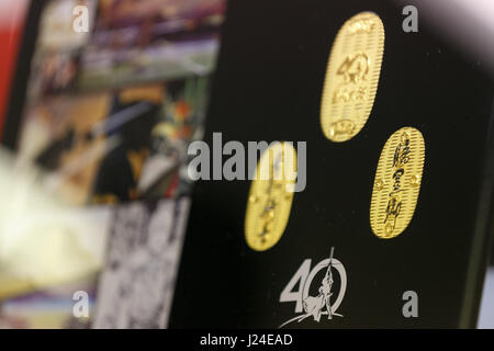 Tokio, Japan. 25. April 2017. Festschrift 24k Goldmünzen der Filmreihe Star Wars mit dem japanischen Wort für '' Jedi'' (L) und "Darth Vader" (R) eingeschrieben sind auf dem Display in der Ginza Tanaka Juweliergeschäft am 25. April 2017, Tokio, Japan. Die japanische Schmuck-Shop verkauft an die Feiern zum 40. Jahrestag der Star Wars-Serie eine lebensgroße Maske von Darth Vader aus 15 kg reines 24 k Gold gemacht. Die Maske wird auf rund 1,4 Millionen US-Dollar geschätzt. Das Geschäft verkauft auch Sätze von 24 k gold Gedenkmünzen mit Preisen von USD 1.201 bis 11.124. Bildnachweis: Aflo Co. L Stockfoto