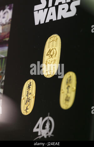 Tokio, Japan. 25. April 2017. Festschrift 24k Goldmünzen der Filmreihe Star Wars mit dem japanischen Wort für '' Jedi'' (L) und "Darth Vader" (R) eingeschrieben sind auf dem Display in der Ginza Tanaka Juweliergeschäft am 25. April 2017, Tokio, Japan. Die japanische Schmuck-Shop verkauft an die Feiern zum 40. Jahrestag der Star Wars-Serie eine lebensgroße Maske von Darth Vader aus 15 kg reines 24 k Gold gemacht. Die Maske wird auf rund 1,4 Millionen US-Dollar geschätzt. Das Geschäft verkauft auch Sätze von 24 k gold Gedenkmünzen mit Preisen von USD 1.201 bis 11.124. Bildnachweis: Aflo Co. L Stockfoto
