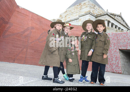 Melbourne, Australien. 25. April 2017. Junge Geschwister in Weltkrieg einer Anzac Uniformen gekleidet besuchen der Anzac Day Gedenkfeiern an den Shrine of Remembrance, wie Australier den hundertsten Jahrestag der Landung in Gallipoli am 25. April 1915 von australischen und neuseeländischen Truppen (ANZACS) und Gedenken zu Ehren, ex-Soldaten kämpften in eine Konflikte Credit: Amer Ghazzal/Alamy Live-Nachrichten Stockfoto