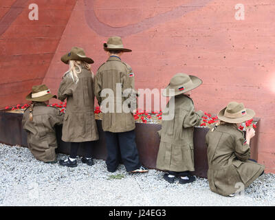 Melbourne, Australien. 25. April 2017. Junge Geschwister in Weltkrieg einer Anzac Uniformen gekleidet besuchen der Anzac Day Gedenkfeiern an den Shrine of Remembrance, wie Australier den hundertsten Jahrestag der Landung in Gallipoli am 25. April 1915 von australischen und neuseeländischen Truppen (ANZACS) und Gedenken zu Ehren, ex-Soldaten kämpften in eine Konflikte Credit: Amer Ghazzal/Alamy Live-Nachrichten Stockfoto