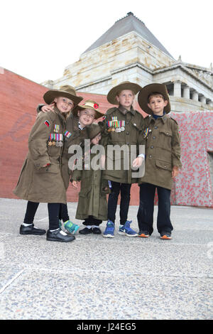 Melbourne, Australien. 25. April 2017. Junge Geschwister in Weltkrieg einer Anzac Uniformen gekleidet besuchen der Anzac Day Gedenkfeiern an den Shrine of Remembrance, wie Australier den hundertsten Jahrestag der Landung in Gallipoli am 25. April 1915 von australischen und neuseeländischen Truppen (ANZACS) und Gedenken zu Ehren, ex-Soldaten kämpften in eine Konflikte Credit: Amer Ghazzal/Alamy Live-Nachrichten Stockfoto