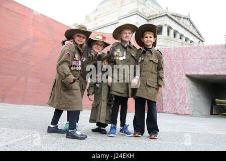 Melbourne, Australien. 25. April 2017. Junge Geschwister in Weltkrieg einer Anzac Uniformen gekleidet besuchen der Anzac Day Gedenkfeiern an den Shrine of Remembrance, wie Australier den hundertsten Jahrestag der Landung in Gallipoli am 25. April 1915 von australischen und neuseeländischen Truppen (ANZACS) und Gedenken zu Ehren, ex-Soldaten kämpften in eine Konflikte Credit: Amer Ghazzal/Alamy Live-Nachrichten Stockfoto