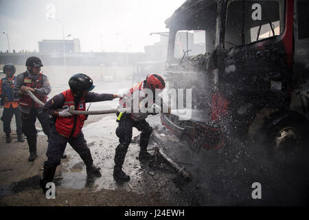 Caracas, Venezuela. 24. April 2017. Feuerwehrleute löschen Flammen während einer Protestaktion in Caracas, Venezuela, am 24. April 2017. Der venezolanische Außenminister Delcy Rodriguez am Samstag forderte "wahr und zugänglich" globale Medienberichterstattung über die aktuelle Situation im Land. Seit dem 1. April hat Venezuela intensive Proteste von Regierung und Opposition Anhängern in Caracas und im ganzen Land, gesehen, die mindestens 15 Todesopfer gefordert haben. Bildnachweis: Boris Vergara/Xinhua/Alamy Live-Nachrichten Stockfoto