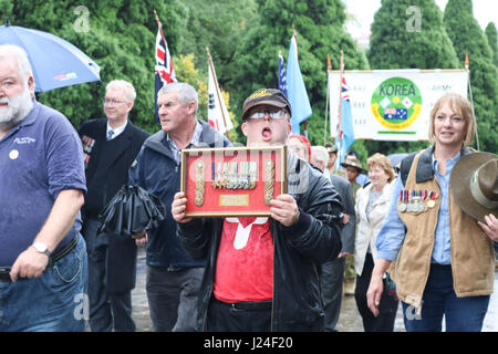 Melbourne, Australien. 25. April 2017. zwei australische Veteranen Marsch auf Anzac Tag erinnert an den hundertsten Jahrestag der Landung in Gallipoli am 25. April 1915 von australischen und neuseeländischen Truppen (ANZACS) und zu Ehren, ex-Soldaten, die in früheren Konflikten Credit gekämpft: Amer Ghazzal/Alamy Live-Nachrichten Stockfoto