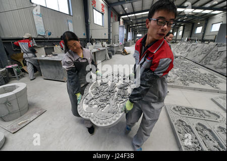 Chinas Linxia der Provinz Gansu. 24. April 2017. Ziegel, carving-Künstler tragen ein fertiges Werk in Linxia Hui autonome Präfektur, Nordwesten Chinas Provinz Gansu, 24. April 2017. Linxia Ziegel schnitzen, eine alte Gebäude dekorative Kunst, wurde ein reif künstlerische Form florierte während der Ming (1368-1644) und Qing (1644-1911) Dynastien und notierte im Jahr 2006 als einer der China national immateriellen Erbes. Bildnachweis: Fan Peishen/Xinhua/Alamy Live-Nachrichten Stockfoto