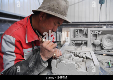 Chinas Linxia der Provinz Gansu. 24. April 2017. Ein Ziegel-Carving-Künstler arbeitet bei einem Workshop in Linxia Hui autonome Präfektur, Nordwesten Chinas Provinz Gansu, 24. April 2017. Linxia Ziegel schnitzen, eine alte Gebäude dekorative Kunst, wurde ein reif künstlerische Form florierte während der Ming (1368-1644) und Qing (1644-1911) Dynastien und notierte im Jahr 2006 als einer der China national immateriellen Erbes. Bildnachweis: Fan Peishen/Xinhua/Alamy Live-Nachrichten Stockfoto