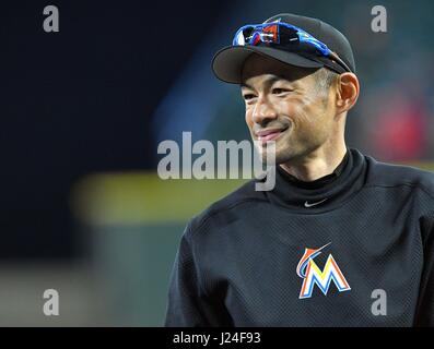 Seattle, Washington, USA. 18. April 2017. Ichiro Suzuki (Marlins) MLB: Ichiro Suzuki von Miami Marlins vor dem Hauptliga-Baseball-Spiel gegen die Seattle Mariners im Safeco Field in Seattle im US-Bundesstaat Washington. Bildnachweis: AFLO/Alamy Live-Nachrichten Stockfoto