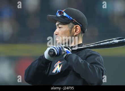 Seattle, Washington, USA. 18. April 2017. Ichiro Suzuki (Marlins) MLB: Ichiro Suzuki von Miami Marlins vor dem Hauptliga-Baseball-Spiel gegen die Seattle Mariners im Safeco Field in Seattle im US-Bundesstaat Washington. Bildnachweis: AFLO/Alamy Live-Nachrichten Stockfoto