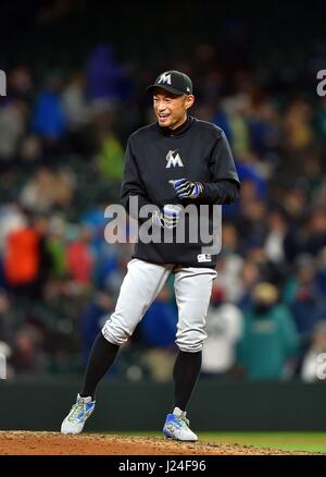 Seattle, Washington, USA. 18. April 2017. Ichiro Suzuki (Marlins) MLB: Ichiro Suzuki von Miami Marlins vor dem Hauptliga-Baseball-Spiel gegen die Seattle Mariners im Safeco Field in Seattle im US-Bundesstaat Washington. Bildnachweis: AFLO/Alamy Live-Nachrichten Stockfoto